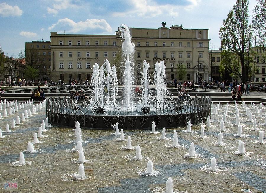 Lublin - fontanna multimedialna i budynek Poczty Polskiej
