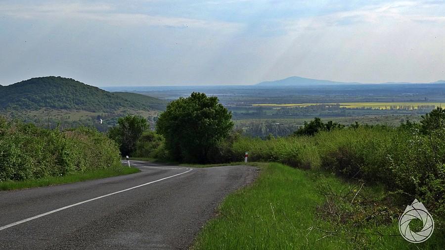 widoki ze zjazdu, w oddali Tokaj-hegy