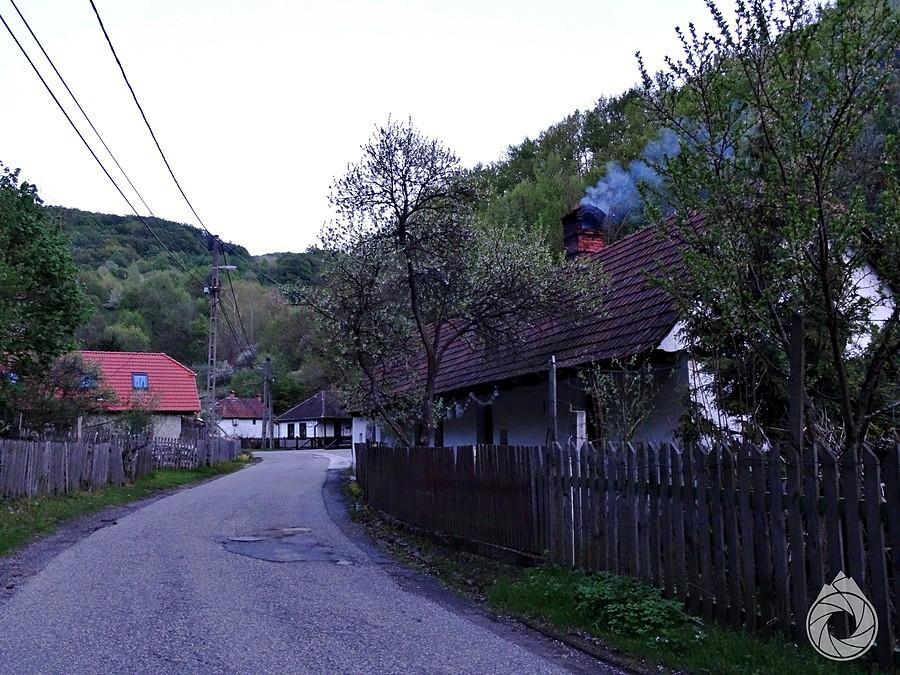 przez Ujhutę