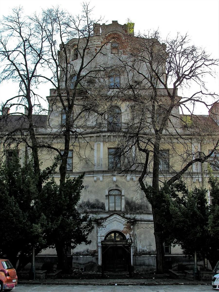 Zwieńczony bastionem Pałac Sobieskich