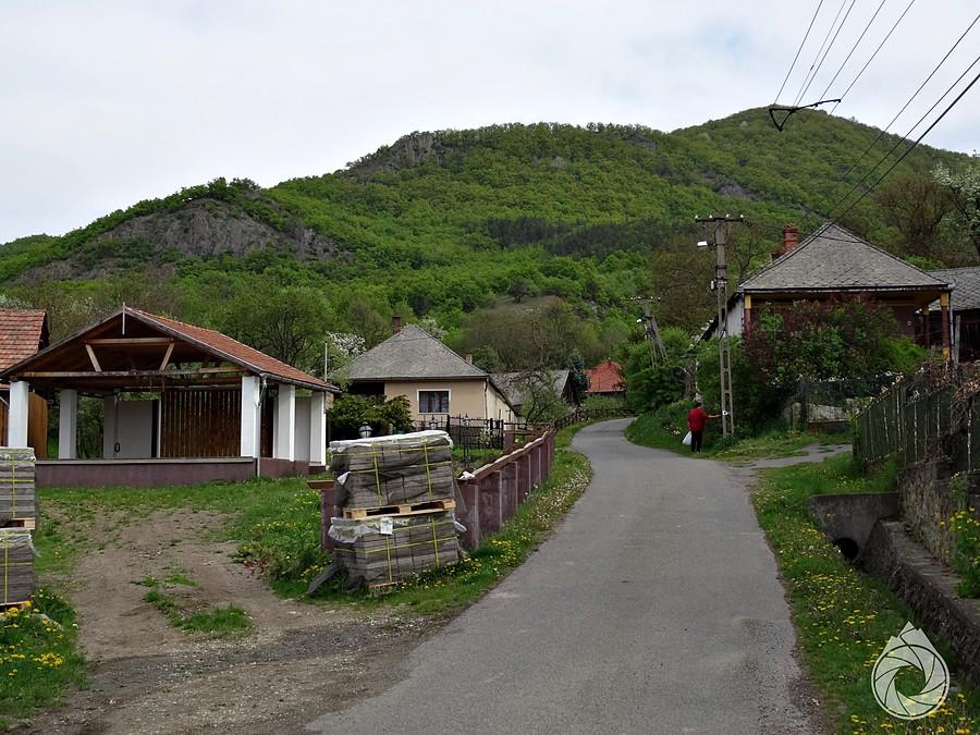 przez wioseczkę pod góry