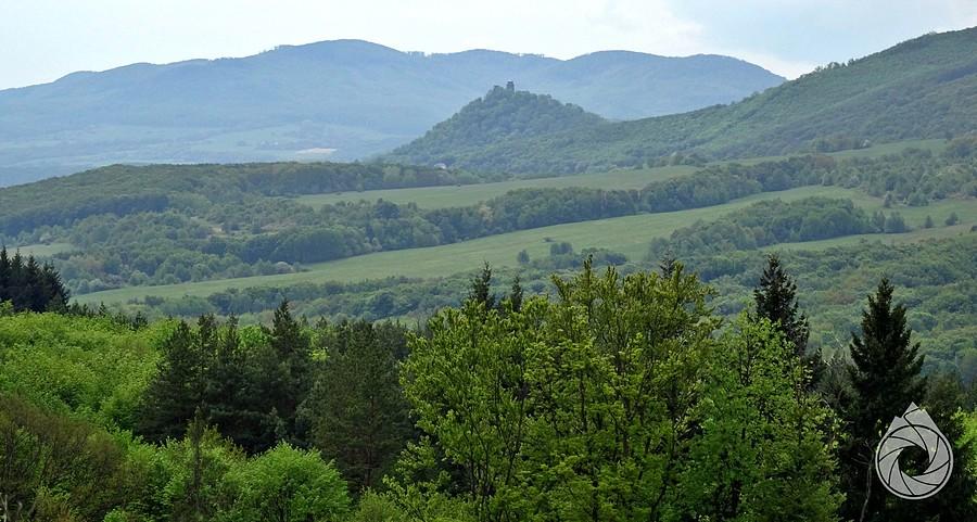 Slanecki hrad, a w tyle Nagy-Milic