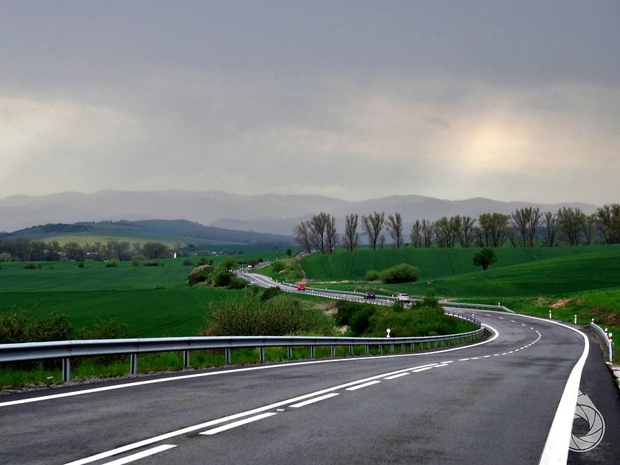 droga na Raslavice w deszcz