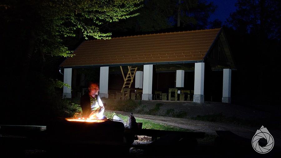 wieczorne życie pod wiatą