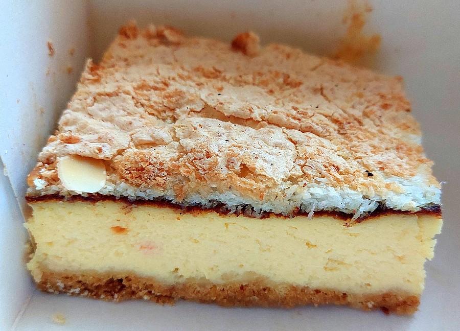 Pyszny sernik, który jakimś cudem dojechał ze mną do domu :)