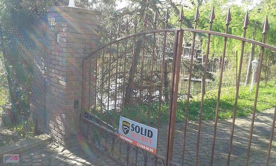 Tyle Jeziora Wingerta widać przez bramę i ogrodzenie rezydencji ambasadora Konga.