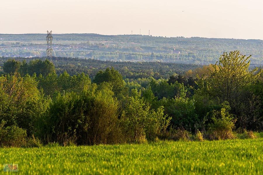 Przybynów - widok na południe, w prawej części widoczny fragment kościoła w Lgocie Mokrzesz