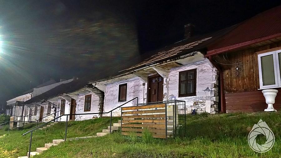 Czudeckie zabudowania przy rynku póóóóźną nocą