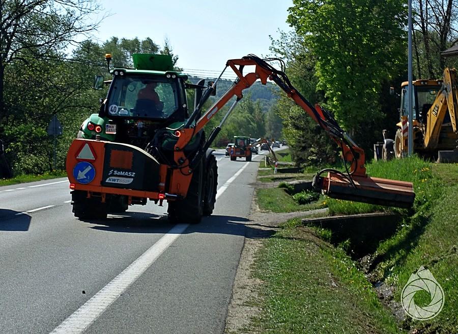 pińćset kosiarek blokuje krajówkę na Barwinek