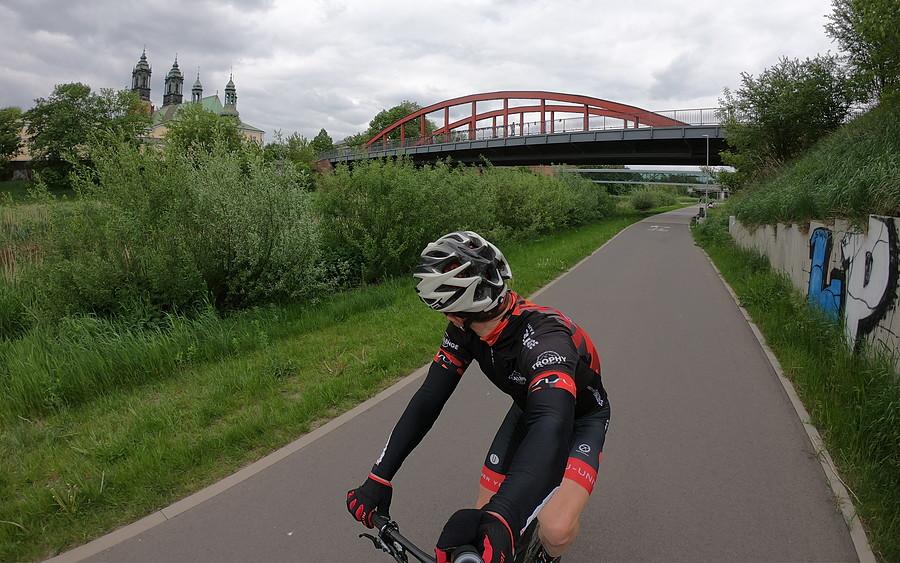 Ja, rasowy biker MTB na miejskich rowerówkach - niezbyt częsty widok