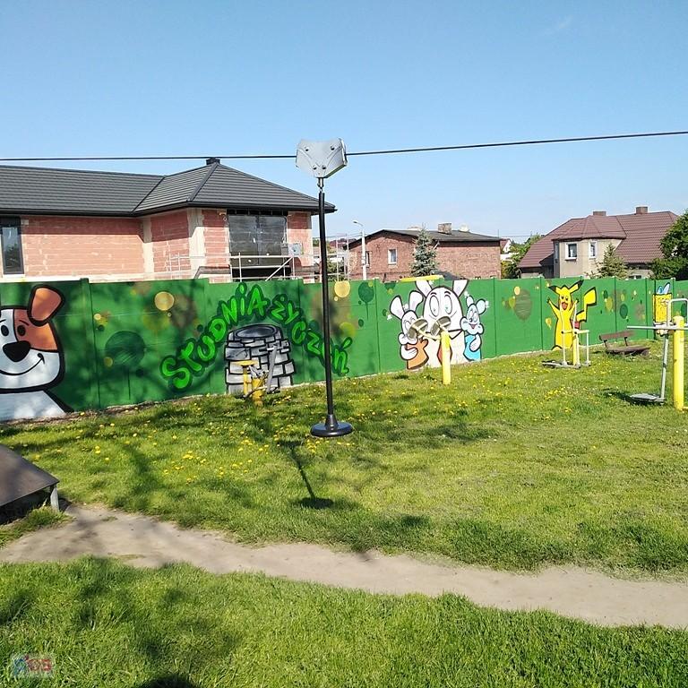 plac zabaw i mural