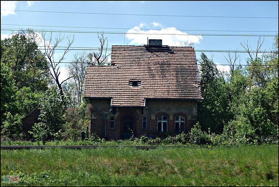 Dawny budynek kolejowy w Karłowicach