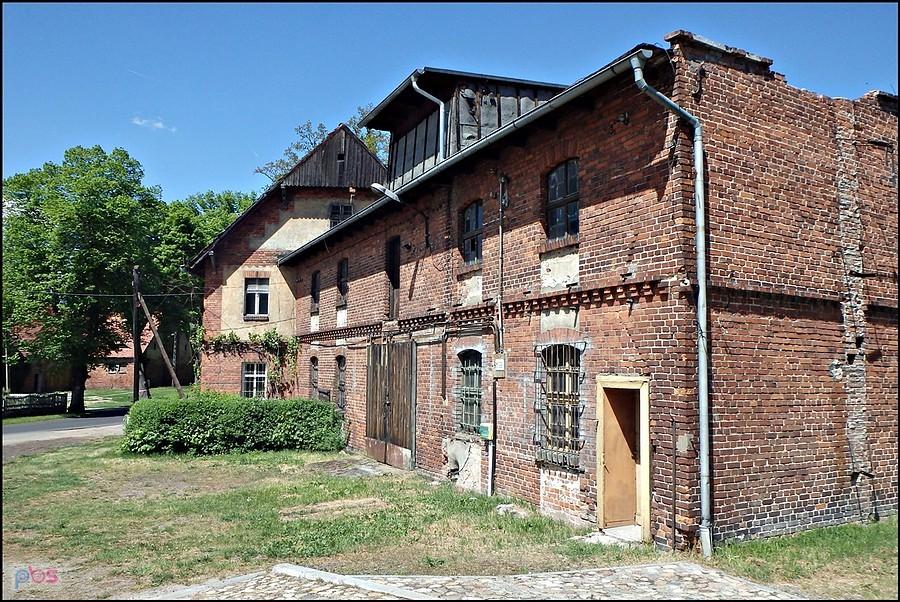 Zabudowania przy dawnym młynie w Karłowicach