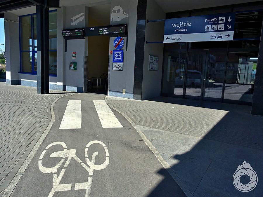 dbałość o rowerzystów dojeżdżających do pracy pociągami i busami w Lublińcu