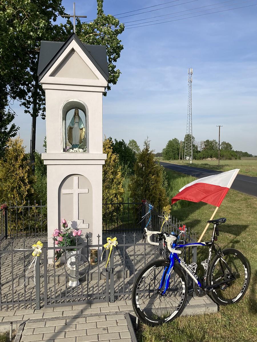odnowiona kapliczka w Tarnówku