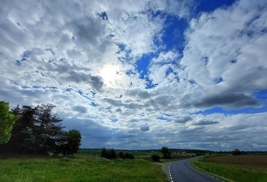 Wiatr robi cuda na niebie