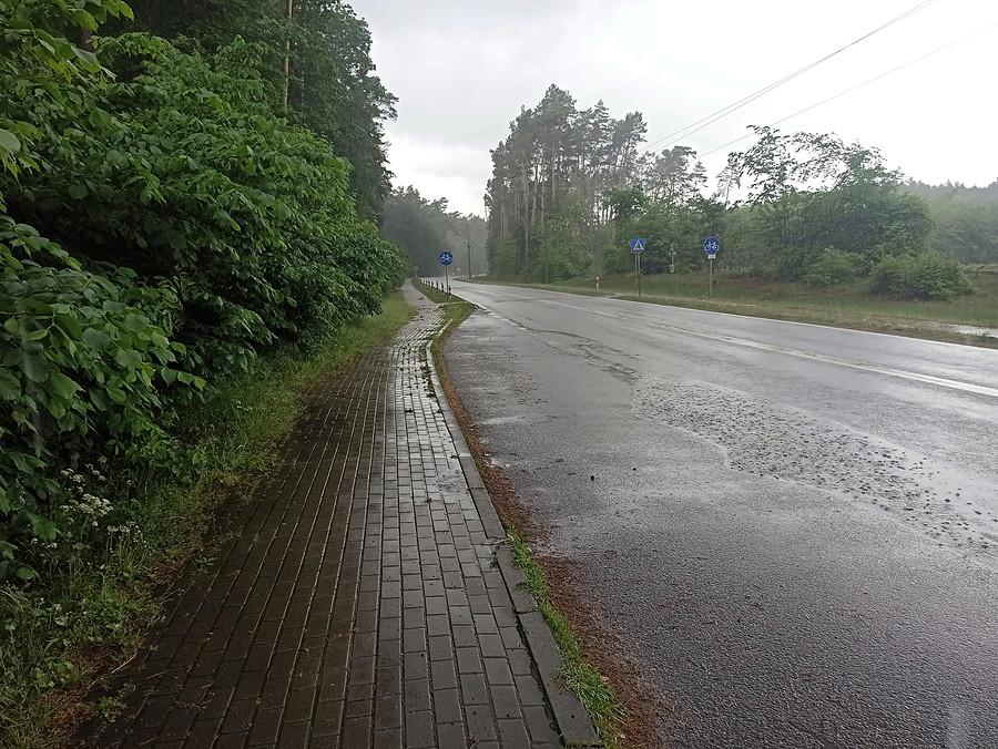 Nieomal oberwanie chmury - widok z wiaty przystankowej.