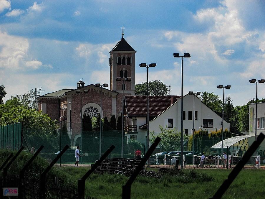 Pyry - korty tenisowe i kościół