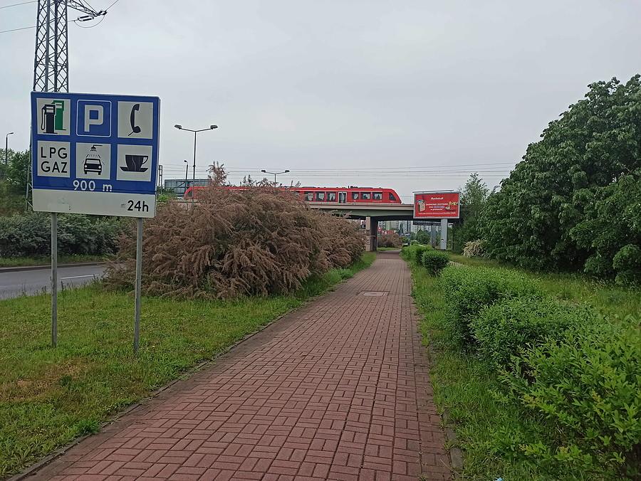 Pociąg nad ulicą Południową.