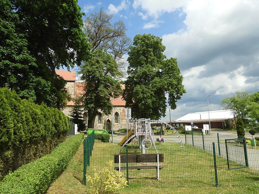Ciemne chmury nad Bukiem deszcz będzie później.