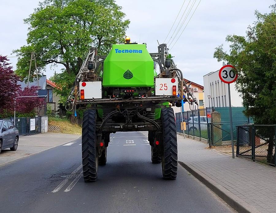 Myślałem, czy się nie schylić i wyprzedzić pod, ale przejście dla pieszych bylo... :)