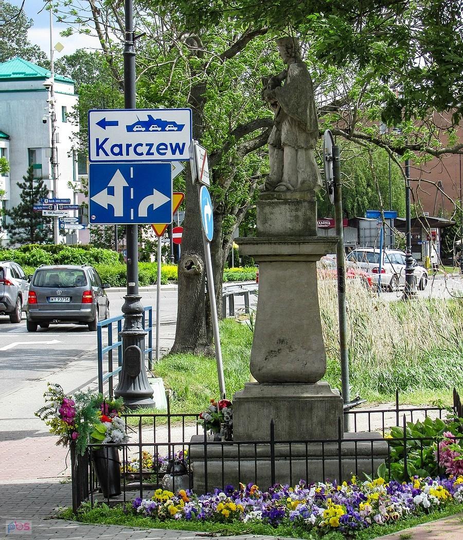 Nepomucen spoglada w kierunku przeprawy promowej