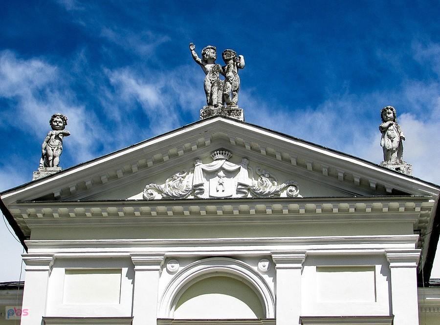 Na szczycie pałacu stoją cztery pory roku