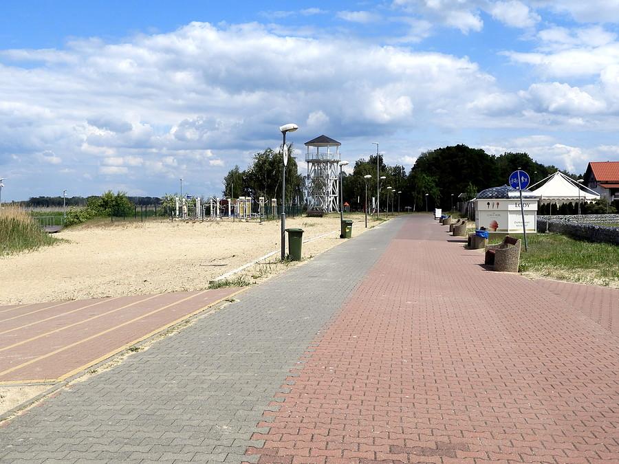 Trzebież - na promenadzie pustki.