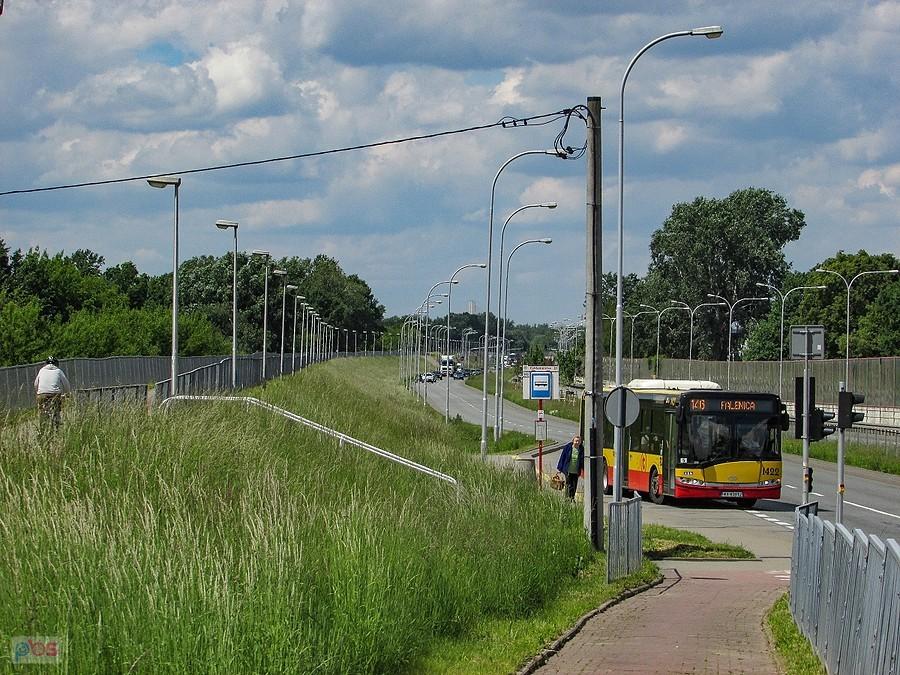 Autobus 146 na przystanku Cyklamenów na Wale Miedzeszyńskim