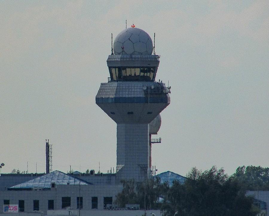 Wieża kontroli lotów, a za nią schowany radar