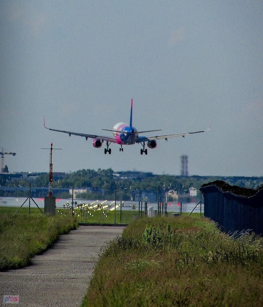 Airbus Wizz Air tuż przed lądowaniem