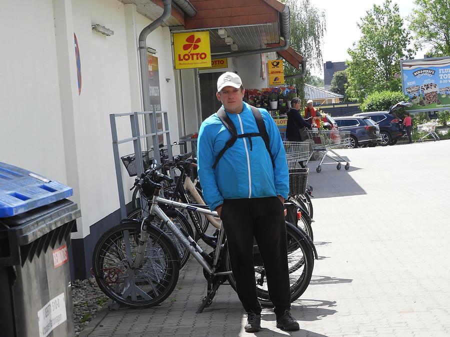 Kuba pod sklepem Rewe w Löcknitz .