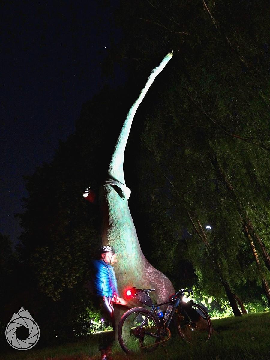 nocny nie-wiadomo-jaki-dinozaur