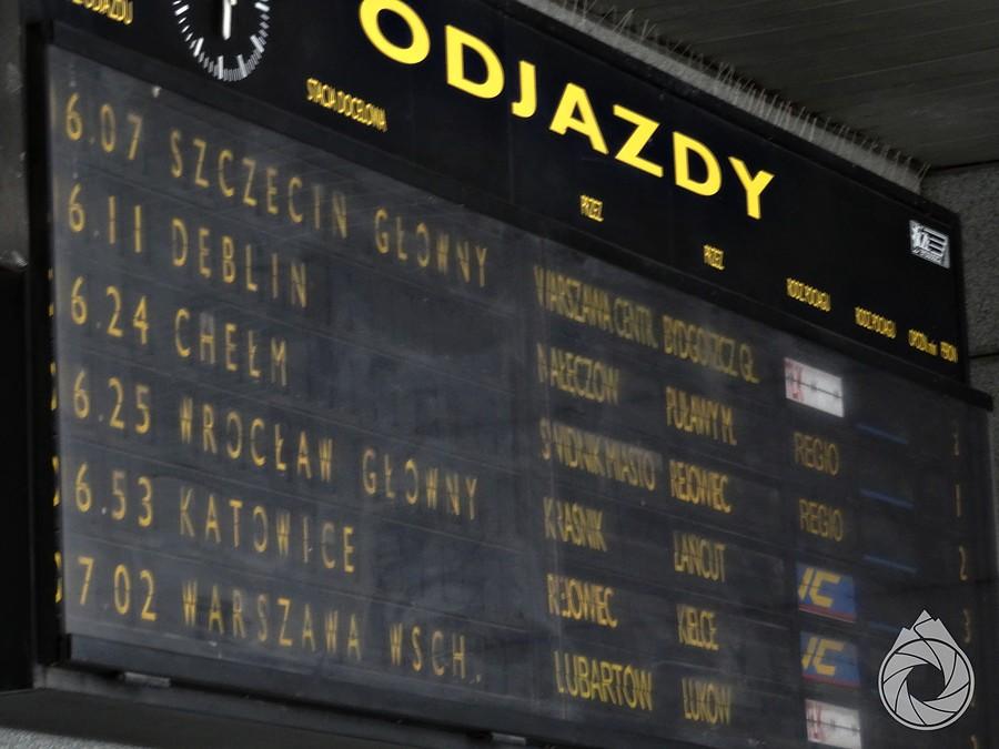 dość zabytkowy rozkład odjazdów na lubelskim dworcu