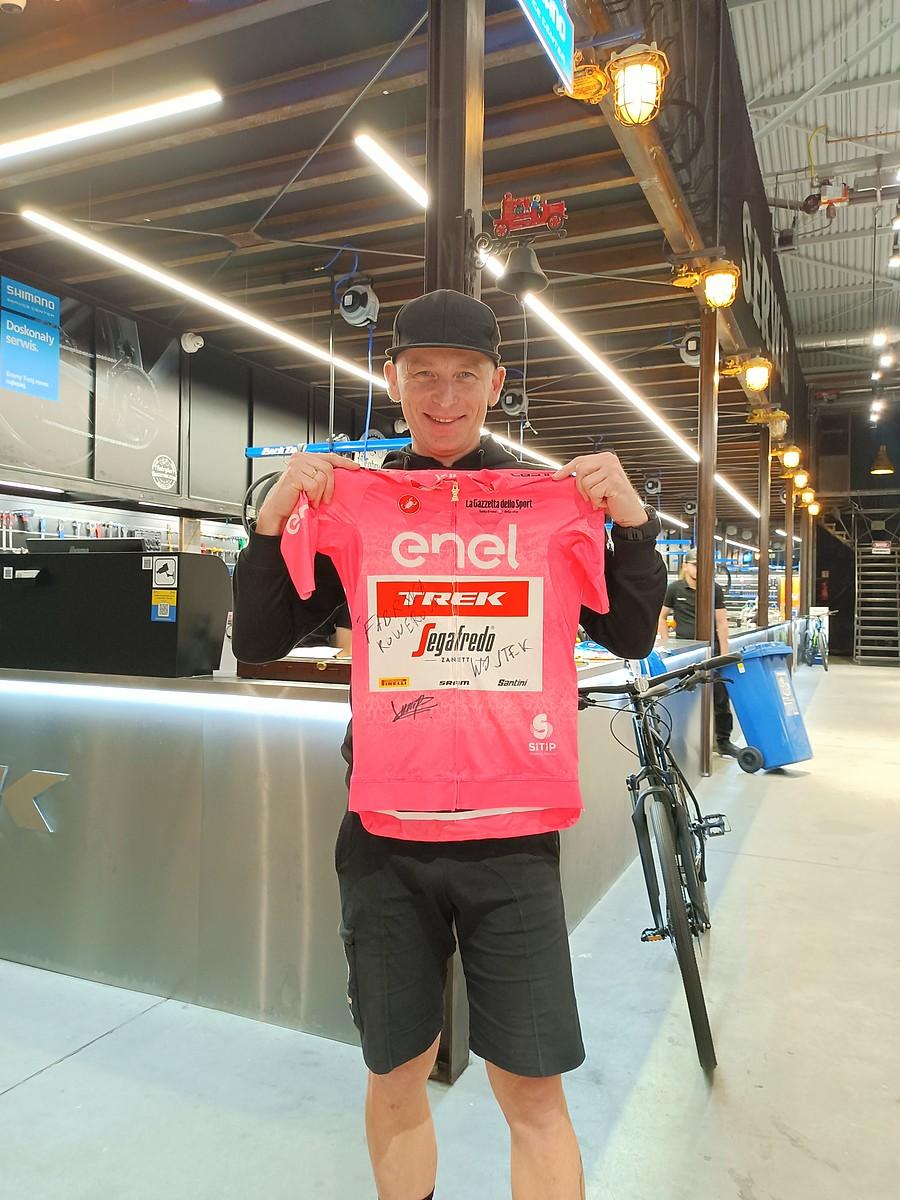 Z koszulką lidera Giro d`Italia.