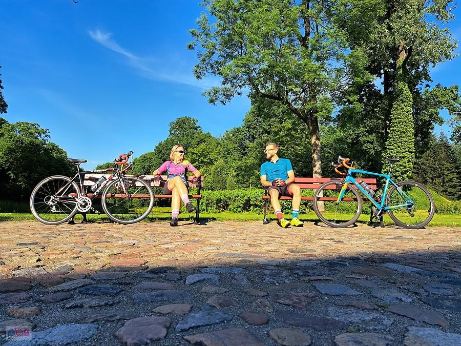 Para rowerzystów na ławce w parku