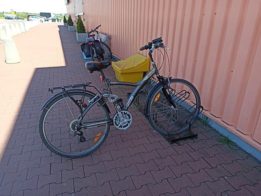 Fotka spod Auchan, podoba mi się ten rower. Mój jest z tyłu.