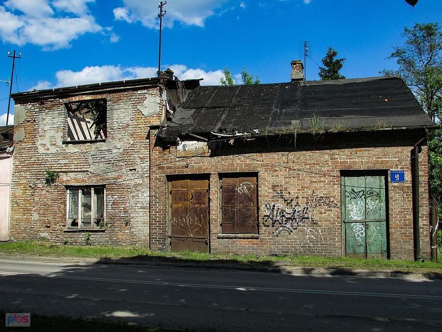 Tu był przed wiekami sklep, pozostał jeszcze kawałek szyldu CRS Samopomoc Chłopska