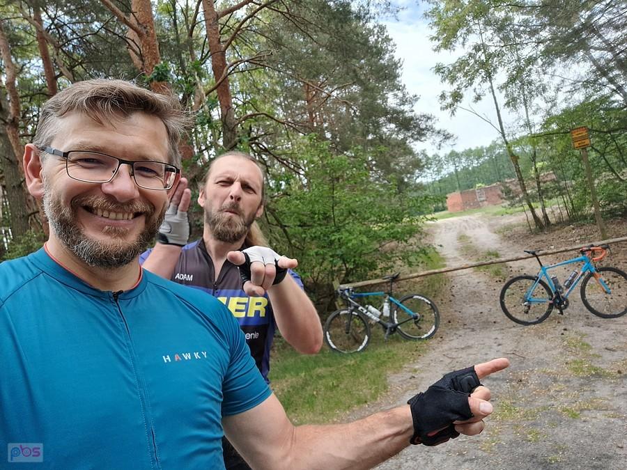 Dwóch rowerzystów na leśnym szlaku