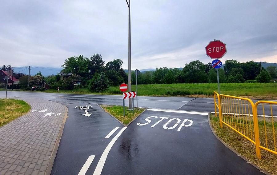 Wyjazd z DDR-ki niemal jak z autostrady. Ktoś tu musi nienawidzić rowerzystów. Podgórzyn