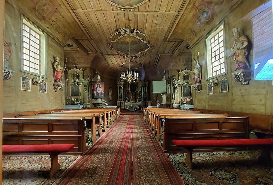 Wnętrze kościoła w Żabnie, niestety przez szybkę