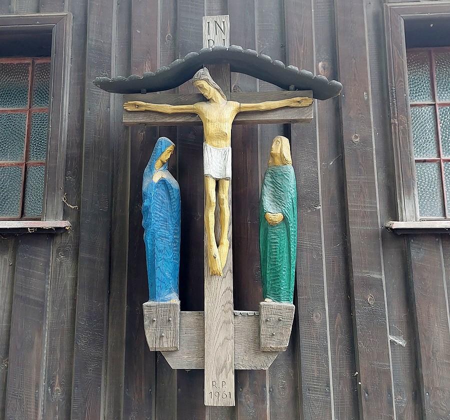 Wisząca kapliczka na ścianie kościoła w Żabnie