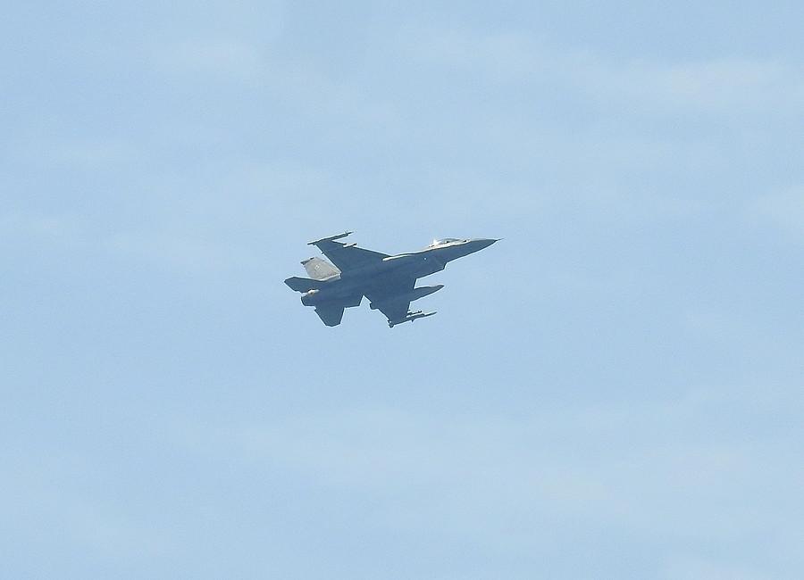 F16-tka z okna o poranku