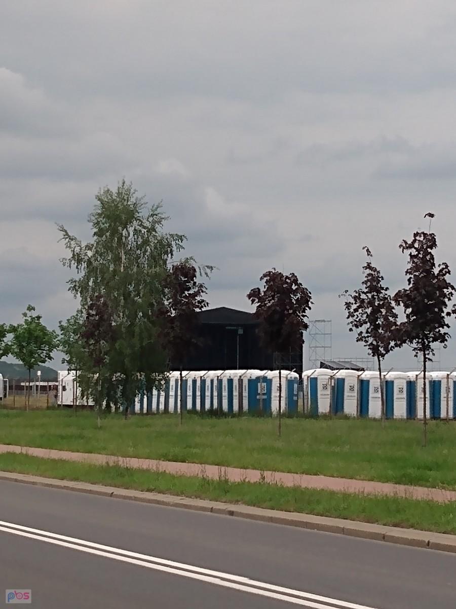Na Bemowie trwają przygotowania do jakiegoś koncertu. Jest już scena i toalety