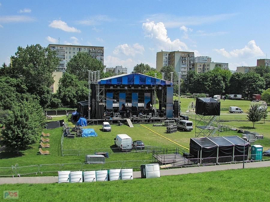 Budowa sceny koncertowej na Dni Ursynowa pod Kopą Cwila