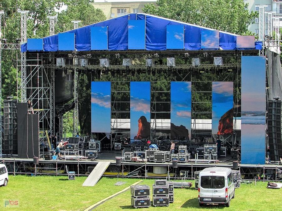 Wystrój sceny typowo ursynowski - morze i skały