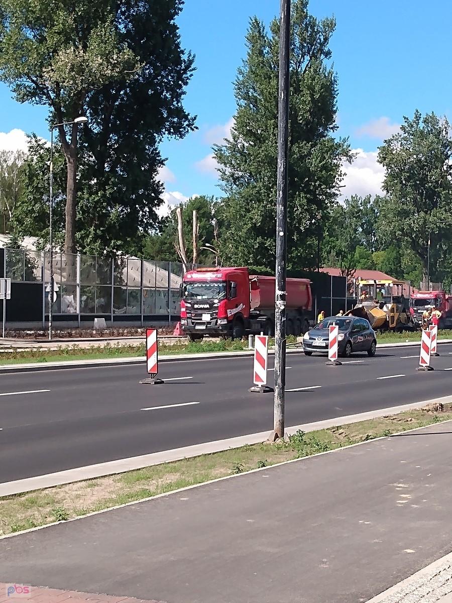 Zamknięty ruch na południowym paśmie Górczewskiej, kładą nowy asfalt