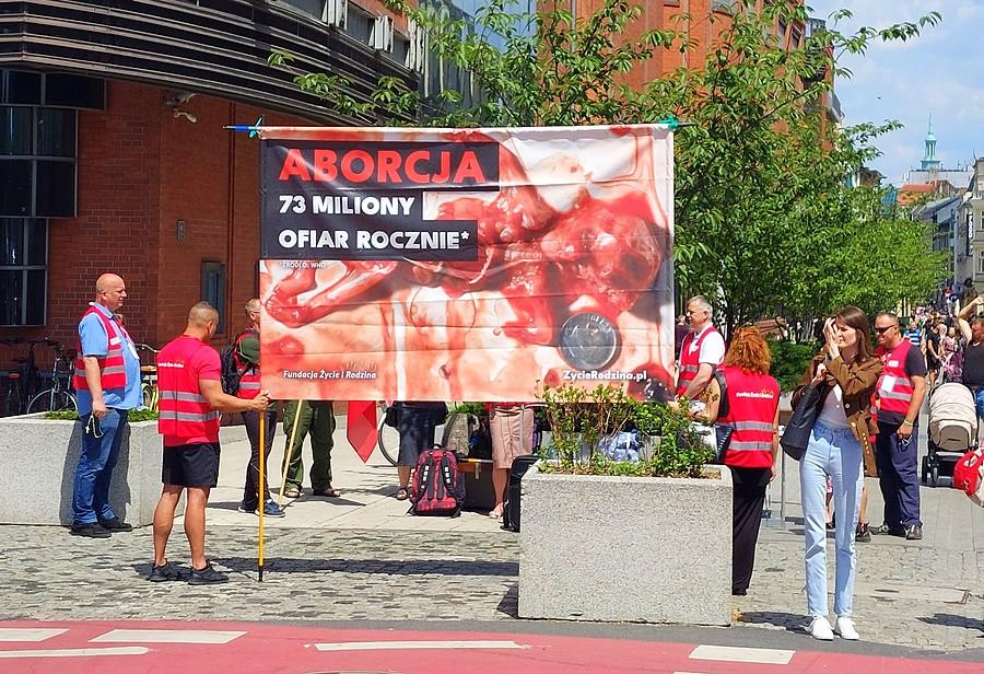 Darmowa reklama aborcji pod Starym Browarem w Poznaniu