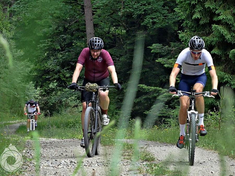 walka na kolejnym podjeździe Gravel Beskidzkiego