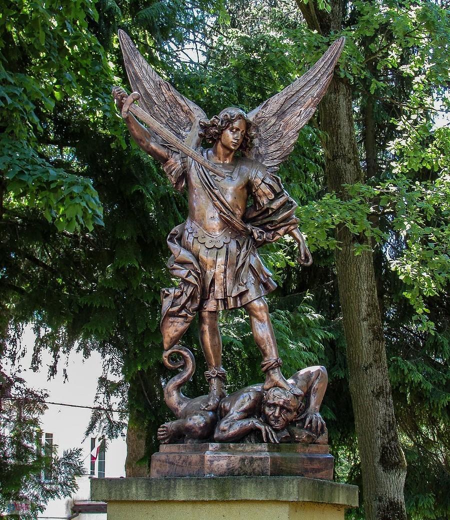 Archanioł Michał dojeżdża diabła